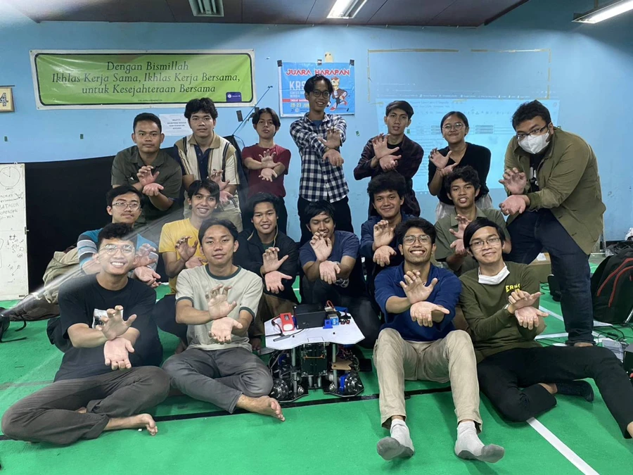 The Dagozilla team with the robot