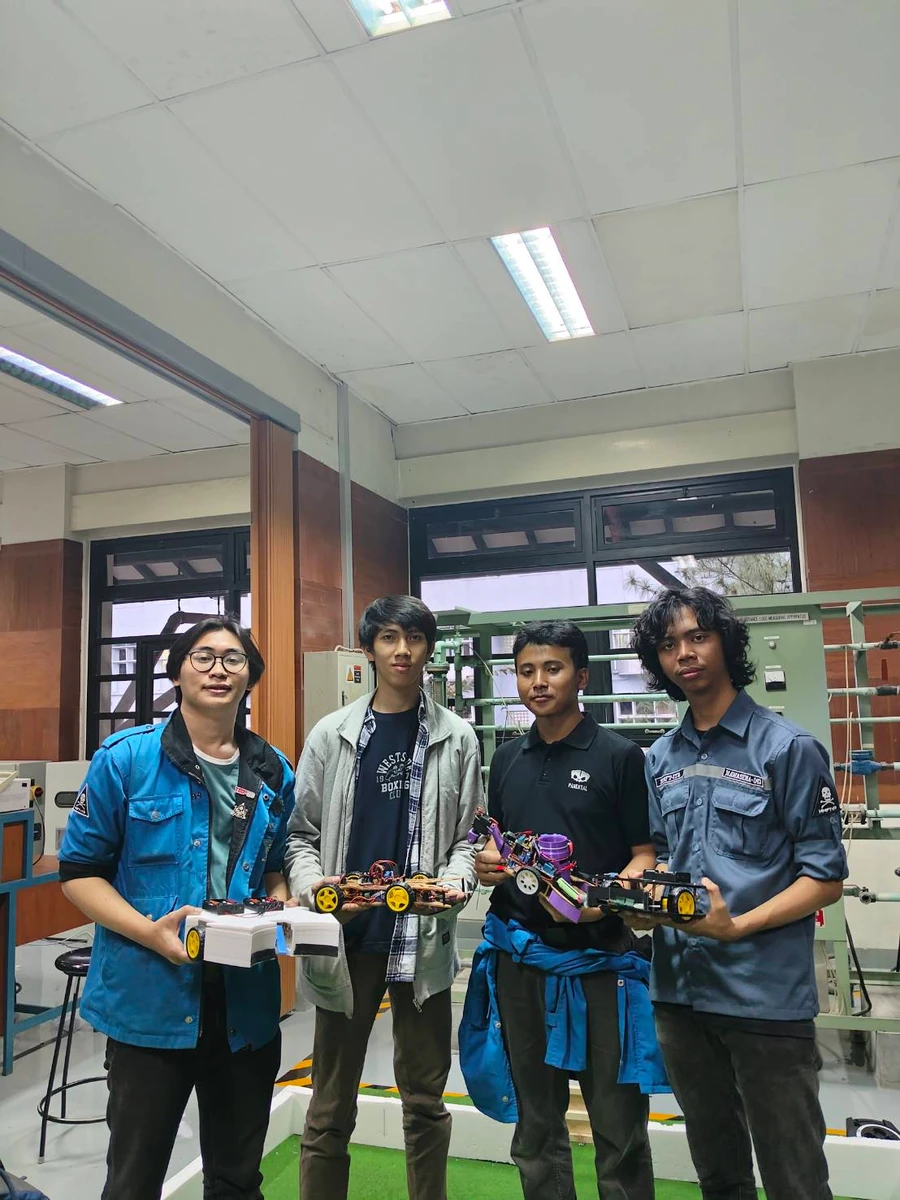 Receiving the Best Design award (FTI Cup, Engineering Physics Laboratory II, 2024)